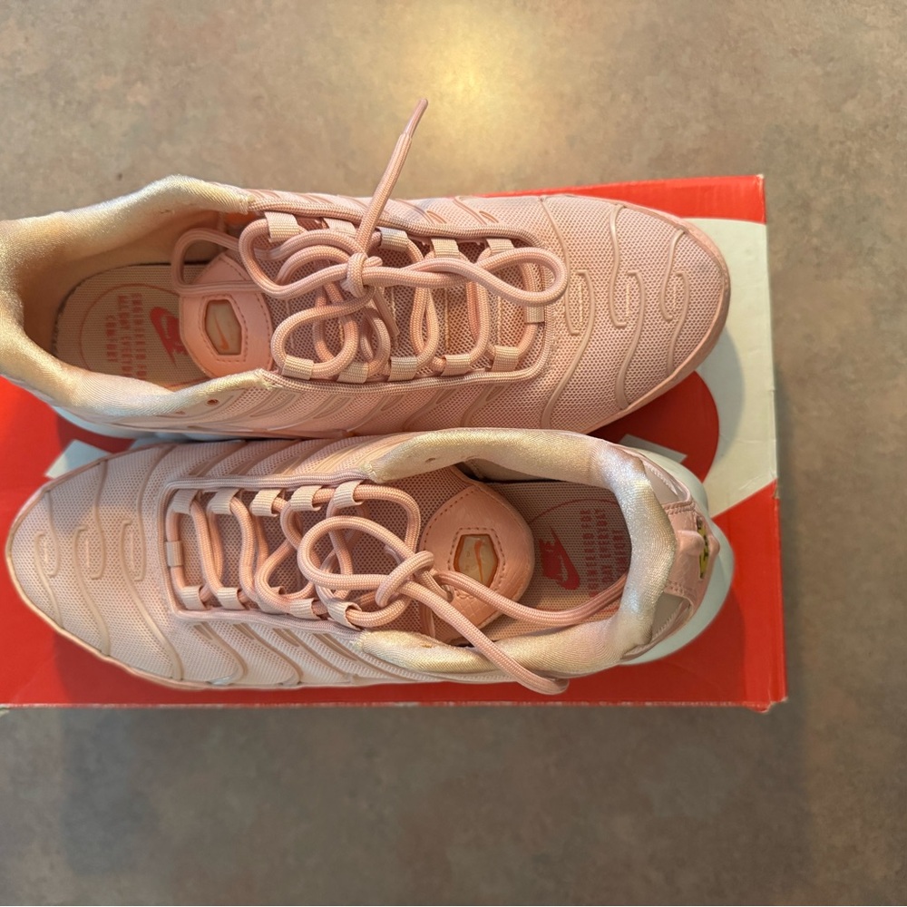 2019 Nike Wmns Air Max Plus SE 'CoralStardust' - Picture 2 of 6